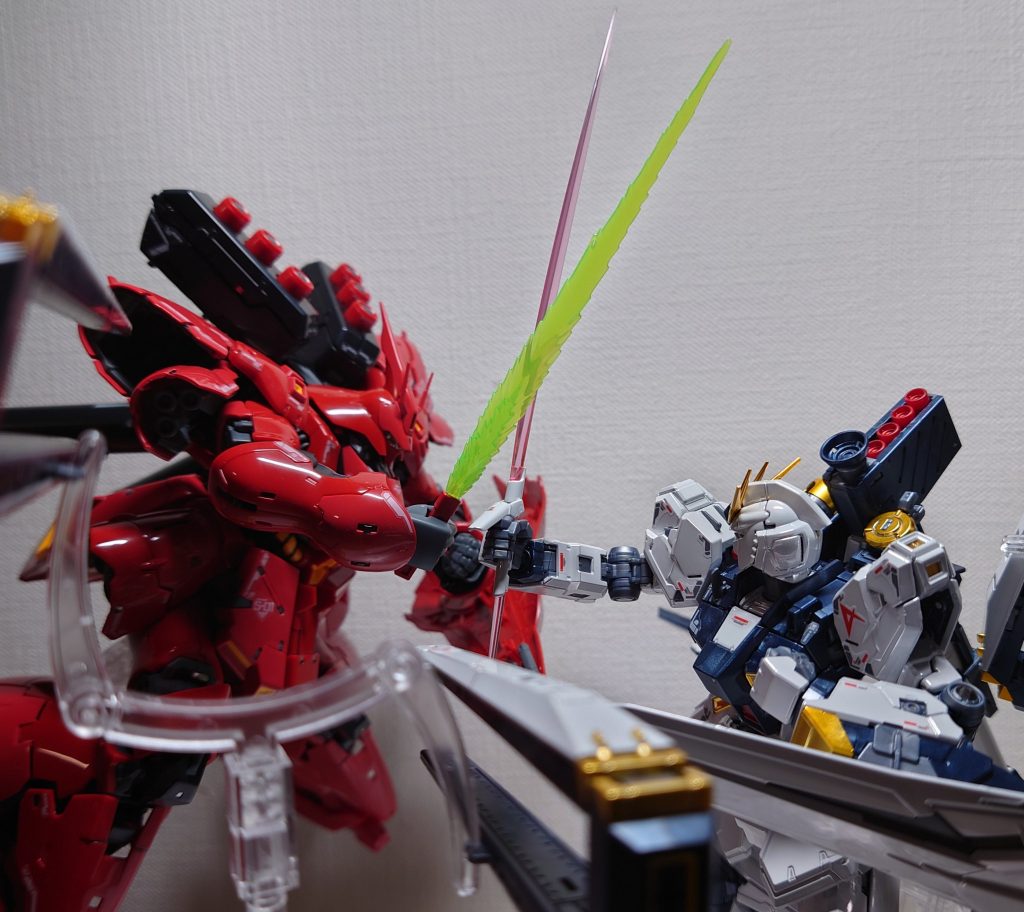 前回制作したSAZABIとのショット。ファンネルも飛ばしたいのですがパーツが・・・。