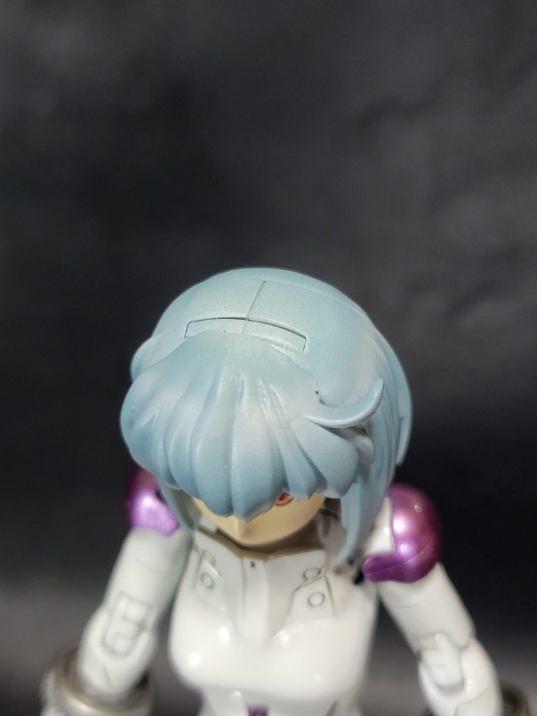 髪の毛は少し頑張ってみました。グラデーションをつけて、白のハイライトは天使の輪っかって言うんですね。調べてみて初めて知りました。髪の毛の合わせ目の部分は少しヤスってつむじっぽく見えるようにしています。前髪はサラを使用し隙間をパテで埋めてます。