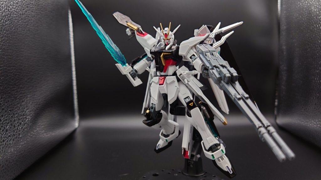 近接武器もビームソード二本、ビームサーベル二本と何に使うのやら