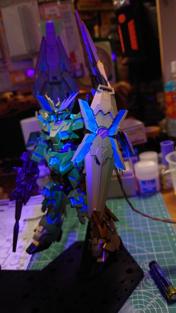 サイコフレーム部は青の蛍光で光らせました。