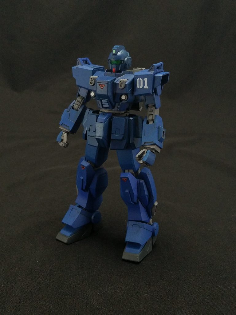 フロントビュー。胸部ミサイルのディテールは、市販パーツを使って旧HGUCのように変更。