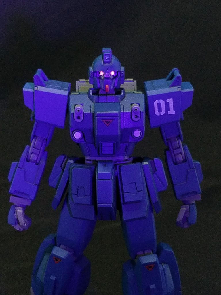 今回、初めて蛍光塗料による発光をEXAM状態の頭部のデュアルアイに試してみましたが、バイザーパーツを取り付けると発光しなくなりました(T T)今回は失敗しましたが、良い経験になりました。