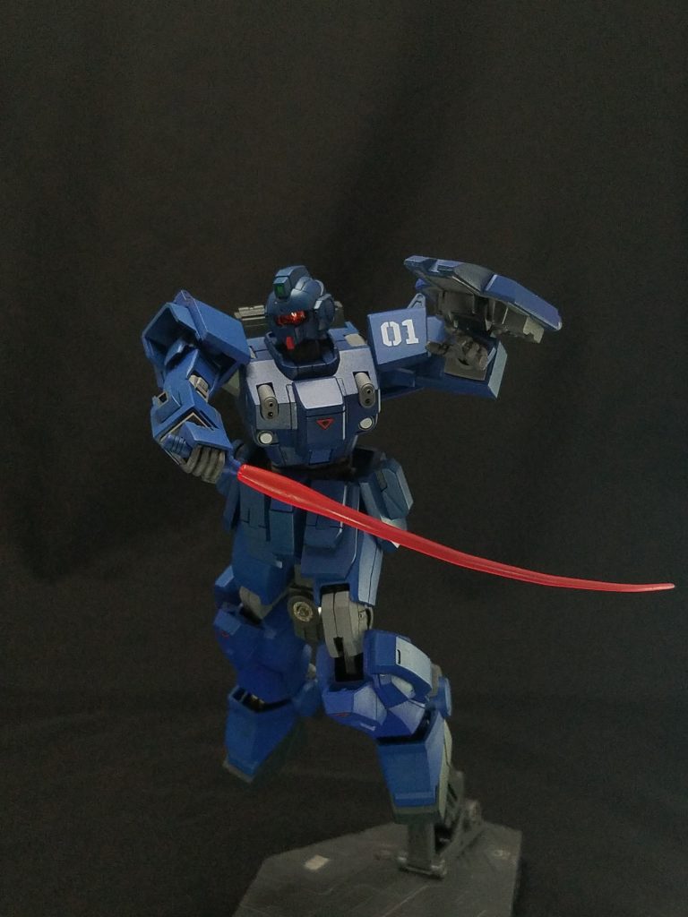 今回、旧HGUCなどに付属するビーム刃に加え、近年付属するビーム刃を用意。個人的に、このビーム刃は1/144には長すぎる気がするので敬遠していたのですが、湾曲して表情を付けたビーム刃として初利用しました。
