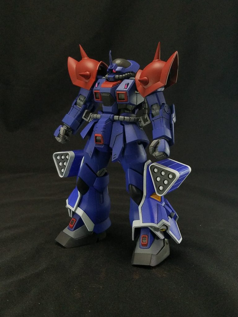 フロントビュー。ブルー1号機同様、セガサターン版のグラフィックや設定画のイメージで塗装しましたが、脚部装甲とミサイルポットの蒼は、「後付け」感が出るよう色味を変えてみました。…まぁ塗装工程の手抜きによるただの副産物ですが。