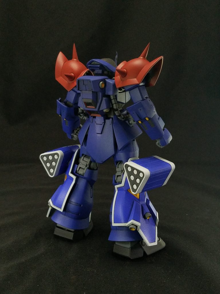 リアビュー。バックパックのマウント穴を隠す蓋パーツは、市販パーツとプラ丸棒の組み合わせで制作。接着はしていないので、キットのギミック通りこちらにもヒートサーベルを懸架出来ます。