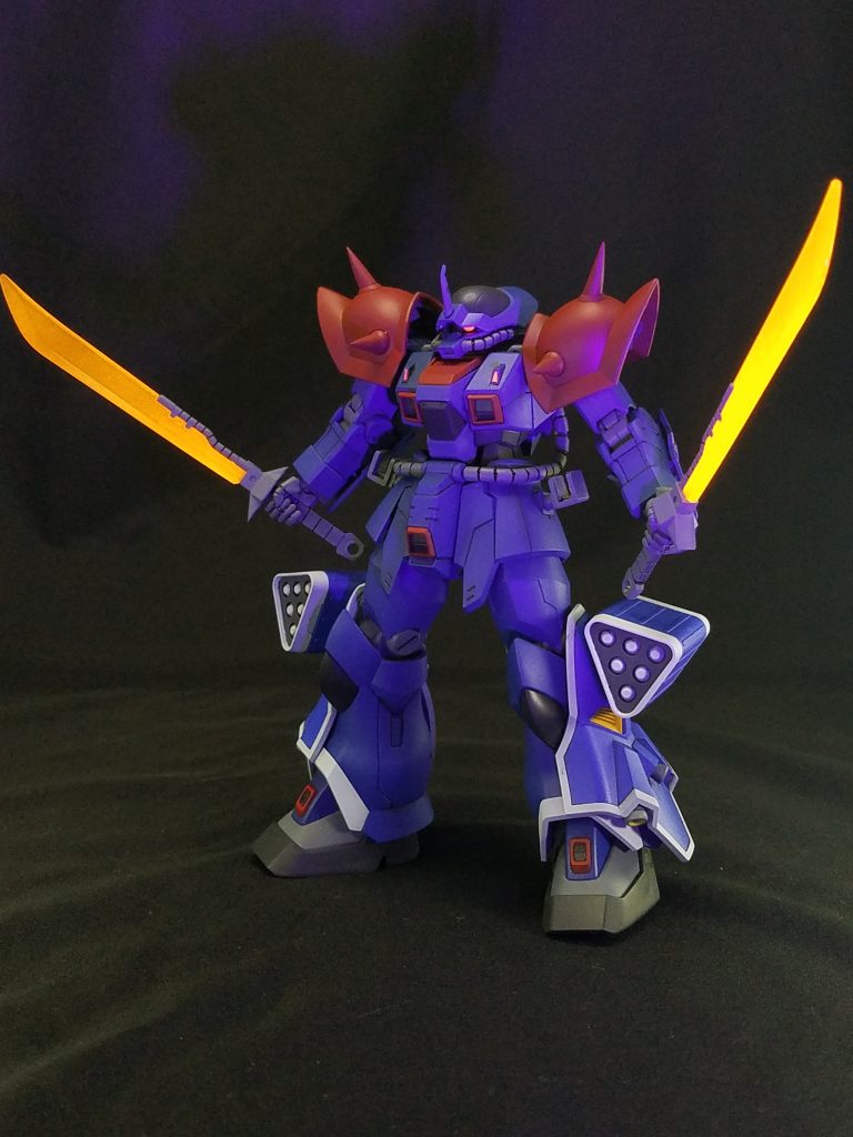 モノアイ、胸部センサー、ヒート刃は蛍光塗料で塗装しているので、UVライトに反応して発光します。