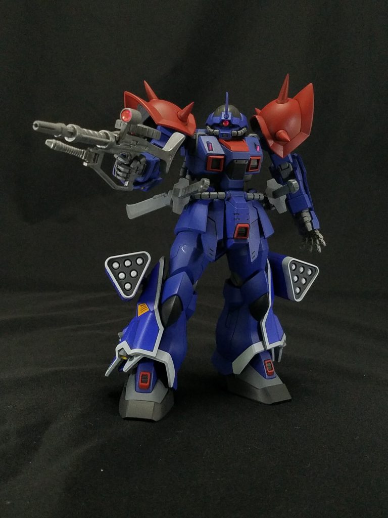 キットには付属していませんが、他のジオン公国軍の武装は難なく使えそうな気がしますよね。画像ではザクⅡのマシンガンですが、ザクⅡ改やドム・トローペンに付属するMMP-80とか、旧グフやザクⅡF2型に付属するMMP-78とか似合いそう。