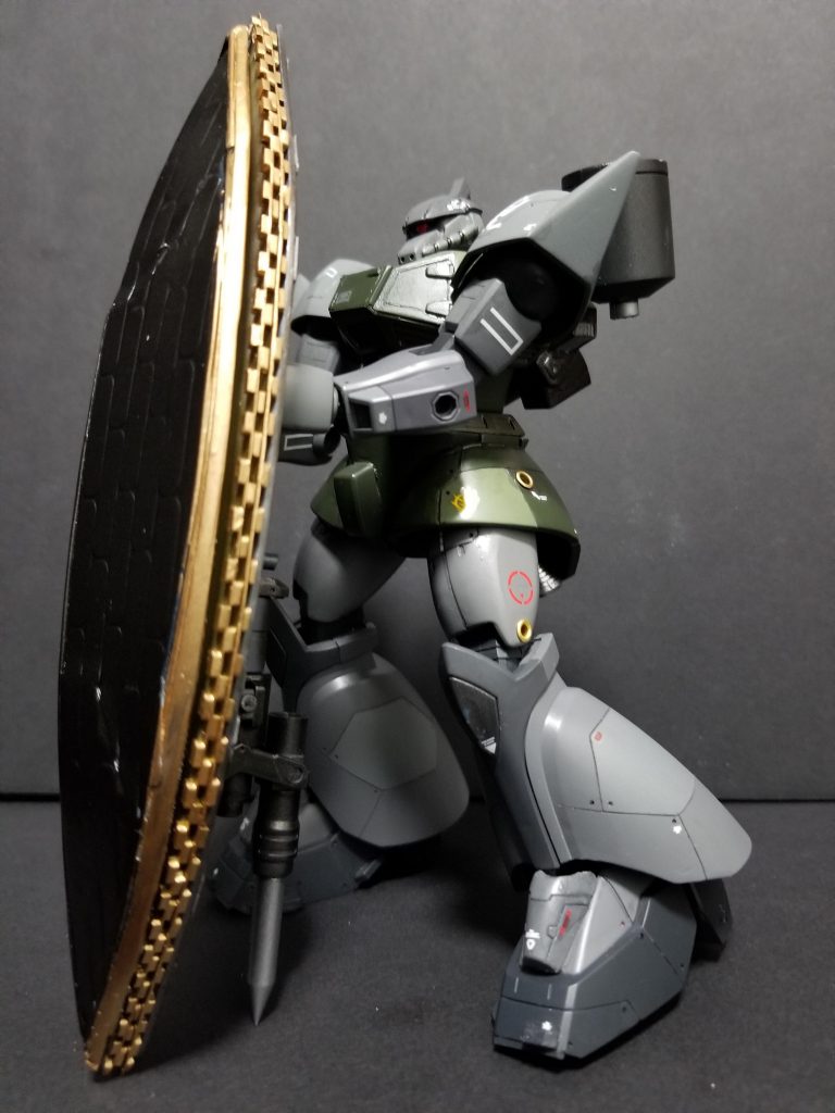 両手持ちのタワーシールドを装備します。特徴として……表面は耐熱性、試作耐ビームコートタイル中層はパッシブ排熱機構、最後にパイルバンカーによる固定まぁいわゆる盾職が好きでして、ロールとしてはタンカーって名前の弾除けでしょうね~