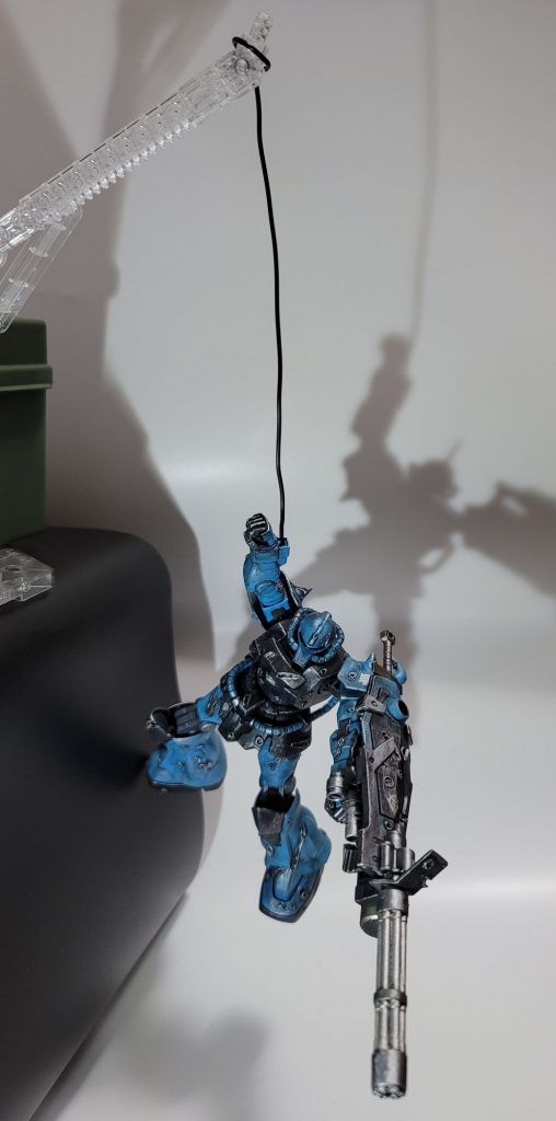 比較的に軽いHGだからなんとかこの状態で保持できますMGだったらたぶん落ちてたと言ってもワイヤーがいつ外れてもおかしくはないのでこの状態を長時間展示はお勧めできませんダメージ表現が増えるぞ