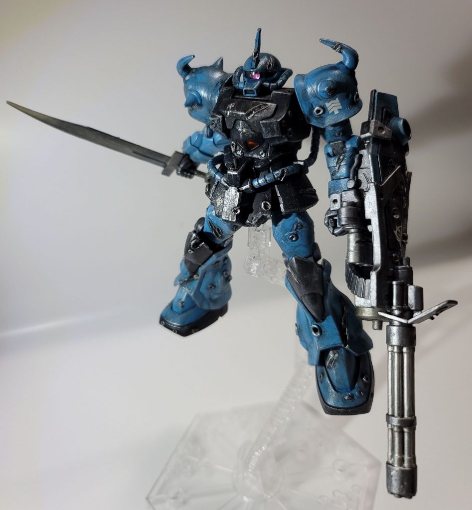 塗装はいつもの筆塗り全塗装＋ウェザリングです青は成形色より暗めの色で塗っていました弾痕を作る際にはシールドで受け止めきれなかった弾を意識し左側からの被弾を多めにしました初めてのダメージ加工で気づいたのはこんだけ傷つけたらデカールを貼る場所に困るだからコーションマークなどは貼らずにジオン軍大佐のものだけ貼っておくことにしました（ノリス大佐搭乗機設定）