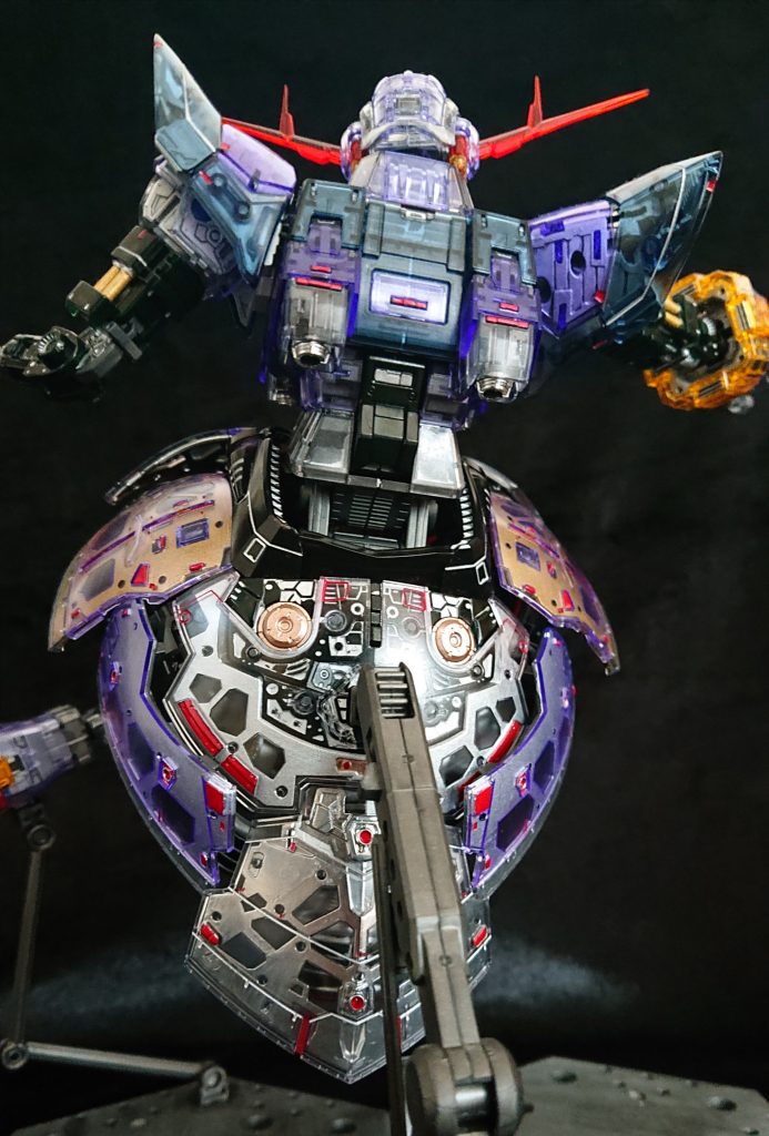 メカメカしい後ろ姿。外装クリアパーツのスミ入れや元からの凸モールド赤で塗装し、グッと引き締めてみました😊デカール貼り大好きな工程ですが、あまりの情報量の多さから付属のデカールは初めて見送りました😊