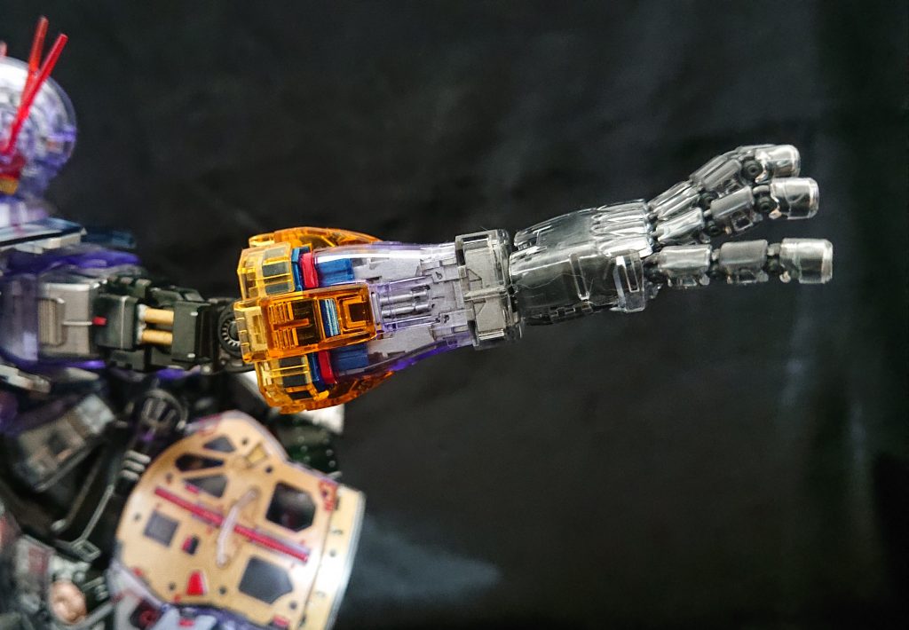 武装が腕部5連装メガ粒子砲×2頭部メガ粒子砲×1腰部メガ粒子砲×2って。一切の武器を持たないかっこよさ。これもまたよき❗ちなみに指は関節ごとに細かく曲がりますし、透明にコーティングされてラグジュアリー感満載。