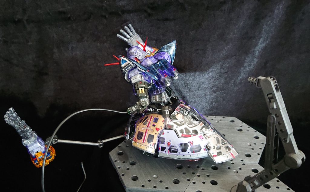 ガッシャーン、1/144なのに大きいし、重いしで、崩れました😭崩れた形が「反省」のポーズでなぜか笑いがこみ上げてきました😂