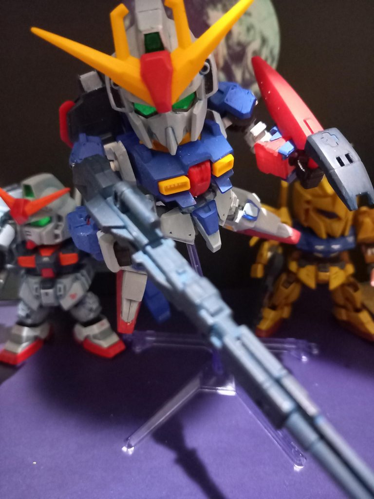 クロスシルエットのフレームで三体バランスとってます。