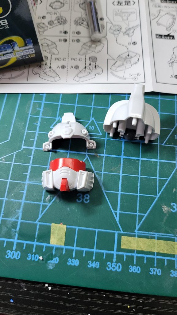 頭部の合わせ目消しのために分割し後ハメ加工。