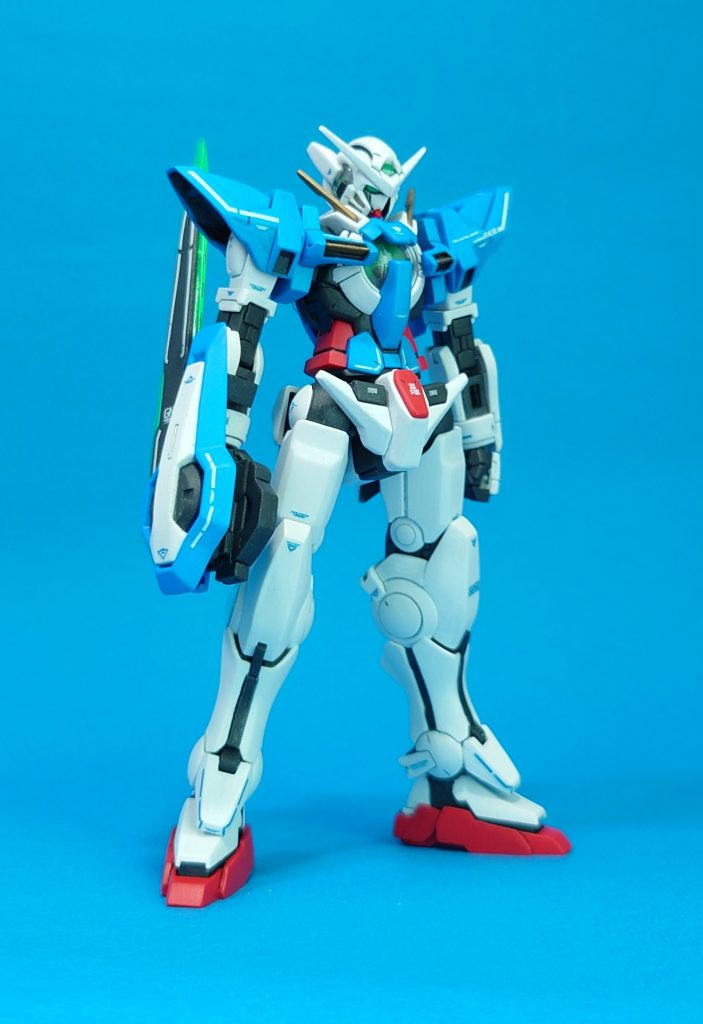 まず各所必要なところに後ハメ加工。その後、顔面を小顔化、首を延長し、正面から見て胸と腕の付け根(脇の下)のスキマが広すぎるように感じたので、胸側に腕の付け根を寄せました。肩アーマーも大きすぎて外側角度も好みではなかったので、もっとシャープに見えるように角度を付けてカット。二の腕の穴と長さも気になり、穴の分だけ短縮。