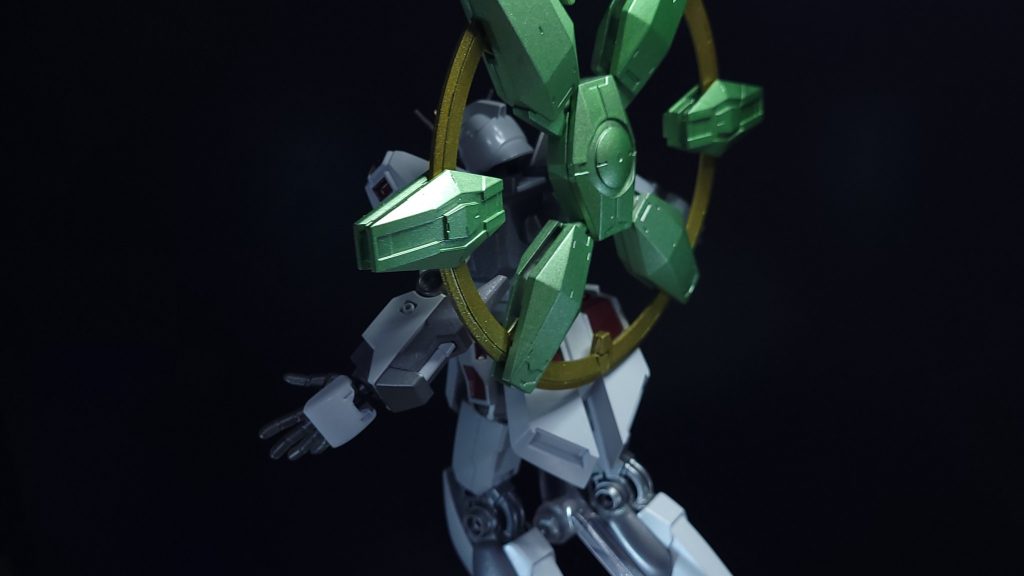 背中のユニットはネプテイトアーマーより拝借。シュナンジュのサイコシャードを参考に、νガンダムでサイコフィールドを再現する実験機体が作られてたら面白いなと思い作成しました。 