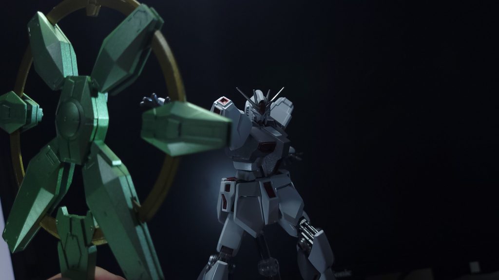 背部ユニットは取り外し運用可能。開発がうまく行けば、ファンネルのようにサイコフィールドを発生させ防御に当てたり、エネルギーを利用し、戦闘に用いるプランが立てられていた