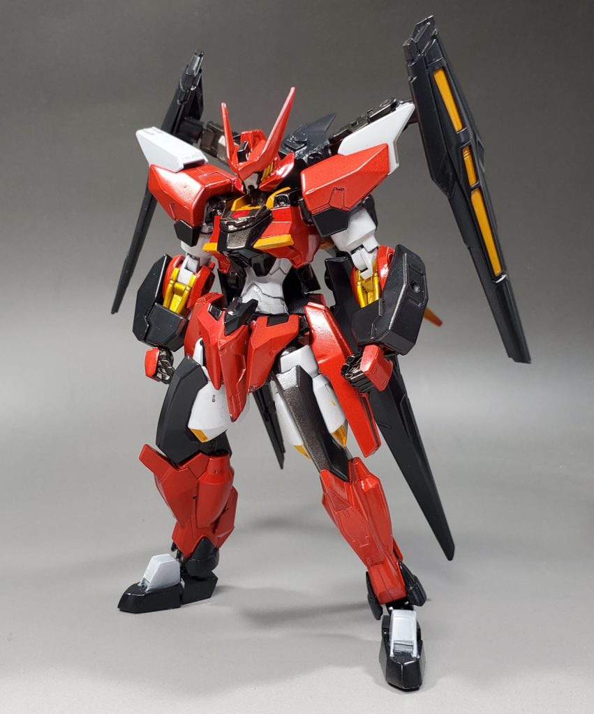 正面。主人公機!と言うのをイメージした赤色の機体に。武装はオーソドックスですが高機動で近接攻撃を主体とする感じに。