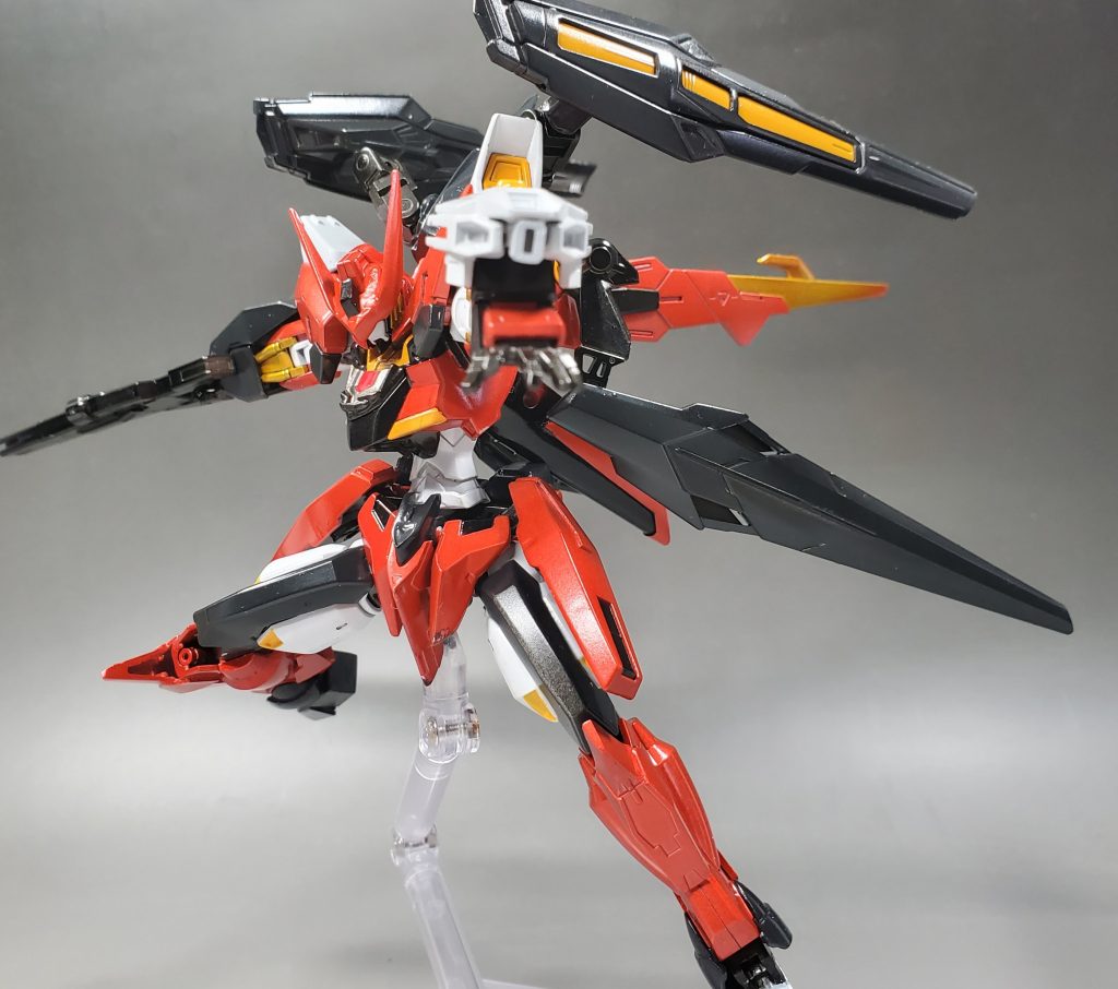 シールド。邪魔にならないよう小型なものを使用。側面にビームバルカンを装備。