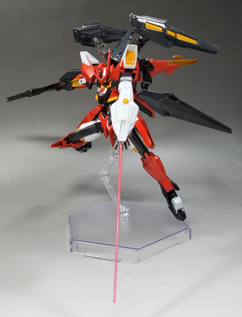 シールド中央にビームサーベルも装備してます。