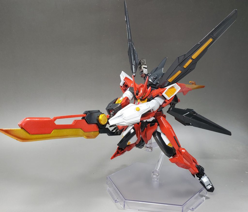 背部バインダーをX字に開きブレードを構えて高起動突撃形態に。