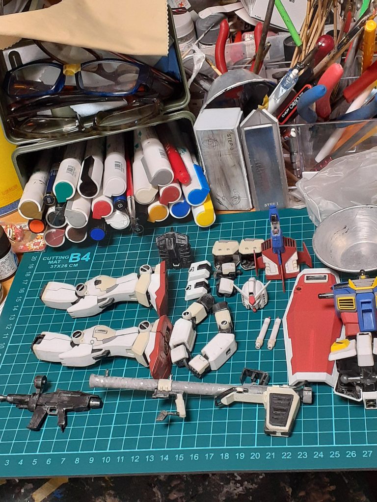 デカール貼りの準備です。苦手だけど、頑張りました。