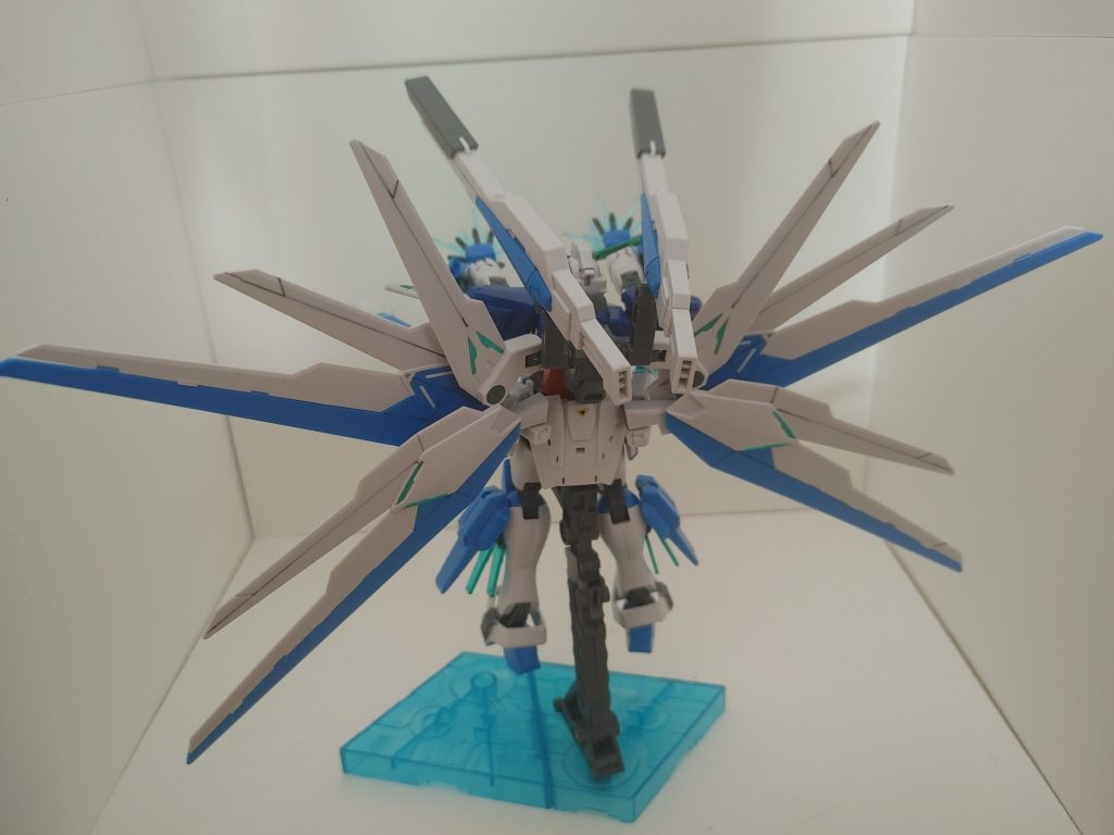 後ろ姿です。バックパックが入らなかったのでデスティニーの後ろを限界まで削りヘリオスのバックパックも少し削りました。それでも、入りにくかったので接着して、実際は８~９０%ぐらい程度入ってます。それでもセステットキャノンと折り畳んだり動くことに問題ありません。