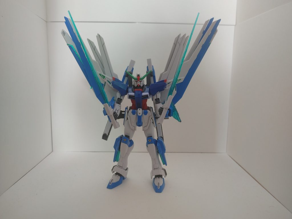 シールドとビームソードを装備した姿です。