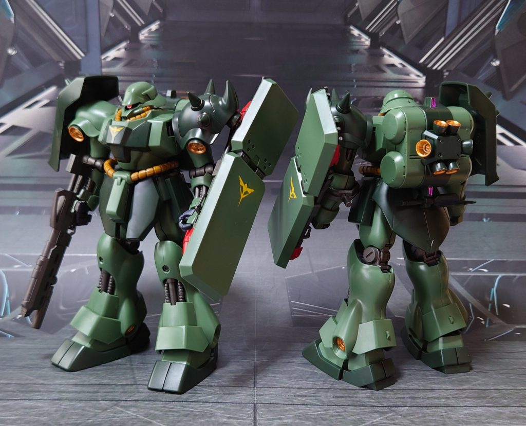 一般機の前後ろ。墨入れにはリアルタッチマーカーグリーンと墨入れグレーを使用。スラスター内のオレンジはシャインシルバー→メタリックオレンジの塗り重ね。影色にはジオングレーを使用。モノアイとデカールはレズン機と同じ。