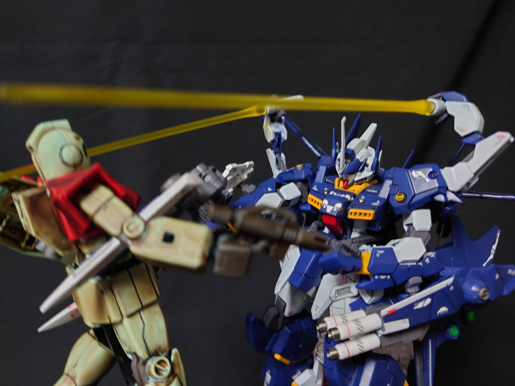 ちょっとしたポーズ2やられ役のジムくんに登場してもらってクラッシャーの餌食になってもらいました。実際に相手を掴ませてポーズまでとって、隠し腕の稼働をもう少し大きくできるような改造するべきでした。