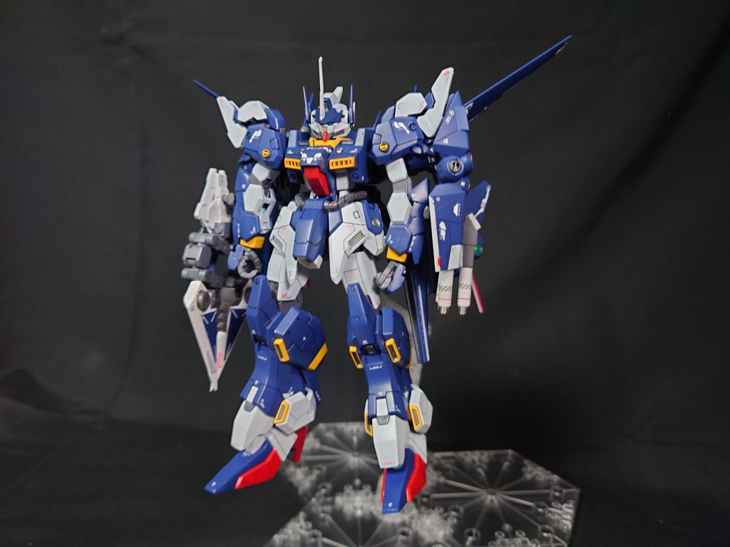 正面立像アーマージャケットパージみたいなギミックを作れるほどのスキルがないため、元々の盾をちょっと改造と右手のクラッシャーを30MMオプションパーツとプラパンなどで作成。足先の出っ張りを切ってパテで整形。ちょっとデカールシールを貼りすぎました