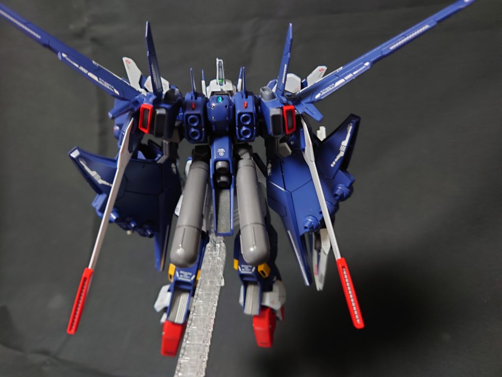 背面立像高機動という設定のため、インパルスの背面ブースターを分割して、パテで肉付けして装備。ちゃんと稼働できるようにしてあります。元装備のインコムの羽根はばっさり切り落としてスマートにしてしまいました。