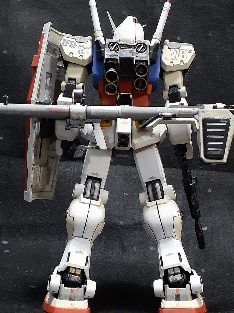 色分けで見え方を工夫しました。バズーカもゴールド、シルバー、グレー、ホワイトを重ねて塗装後、ヤスリがけをしました。