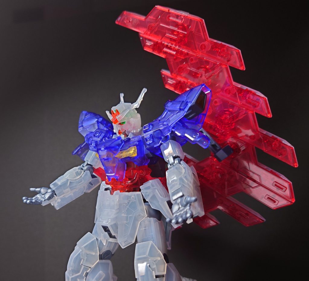 作り始めてクリアパーツの難しさを痛感しました。ニッパーで2度切りするも、そもそも1度目をラフに切ると広範囲に白化が発生。外装パーツが全てこれなのでかなり気を使いました。