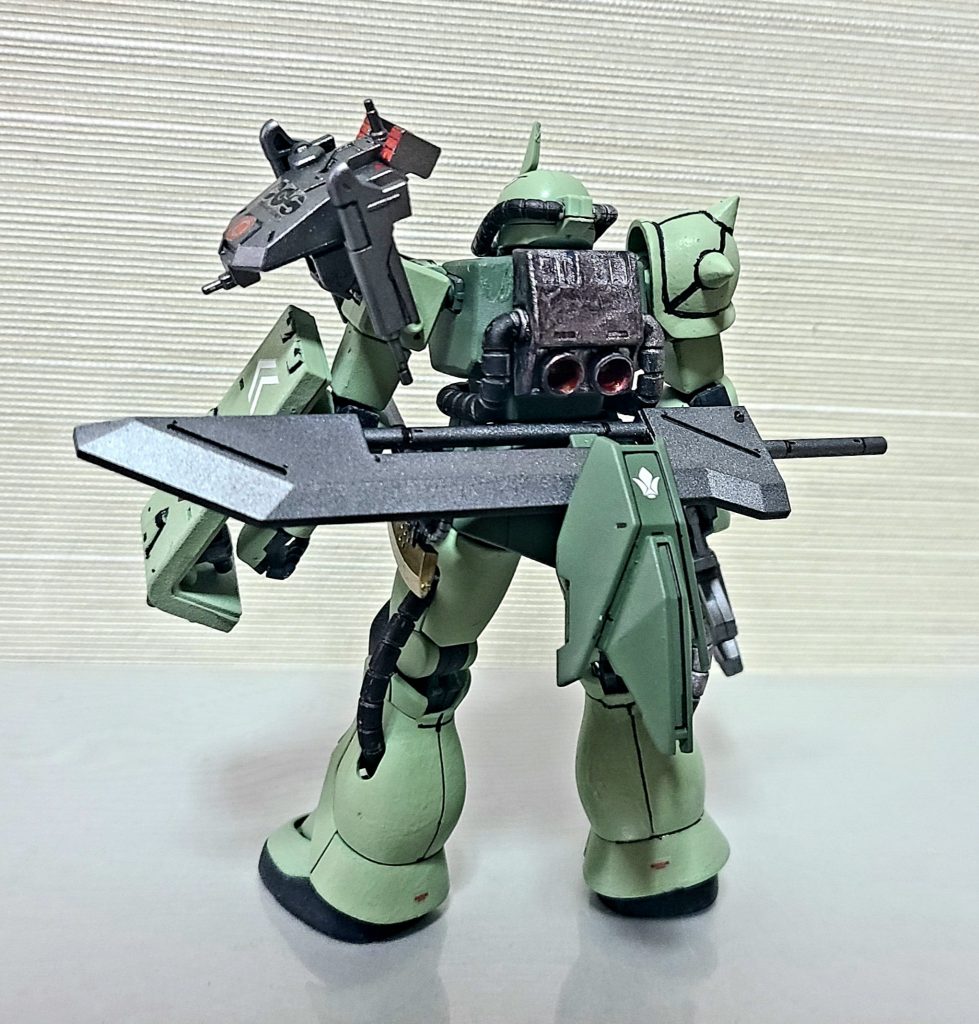 後ろからのショットテールブースターで機動性を高め、近接戦闘用にバスターソードをマウントしています。鉄血系ってよくテールブースターつけてるよなあ…あとなんかでっかい近接武器よく持ってるなあという印象があるので、腰の部分に搭載しました。バスターソードは鉄血のパーツセットのものをリペイントしてあり、テールブースターは30MMのオプションパーツを組み合わせ、リペイントして装着しています。