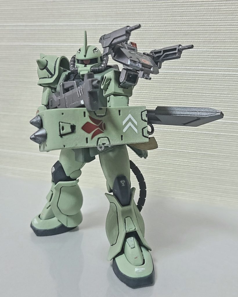 射撃開始!という感じでライフルはアスタロトのものをライトガンメタルで塗装していますザクマシンガンとかじゃないの?と思われると思いますが仕様も変わってるので武装も鉄血に合わせたほうがいいかなと思いこちらにしました。ちなみにモビルワーカーを乗っけてるのはエイハブリアクターを搭載してない機体なら市街地戦もやるしあとガンダムの頭部バルカンみたいな使い方もできそうだなあというノリでつけています。ミサイルの弾頭を色々変えて戦ったりもできそうですね。