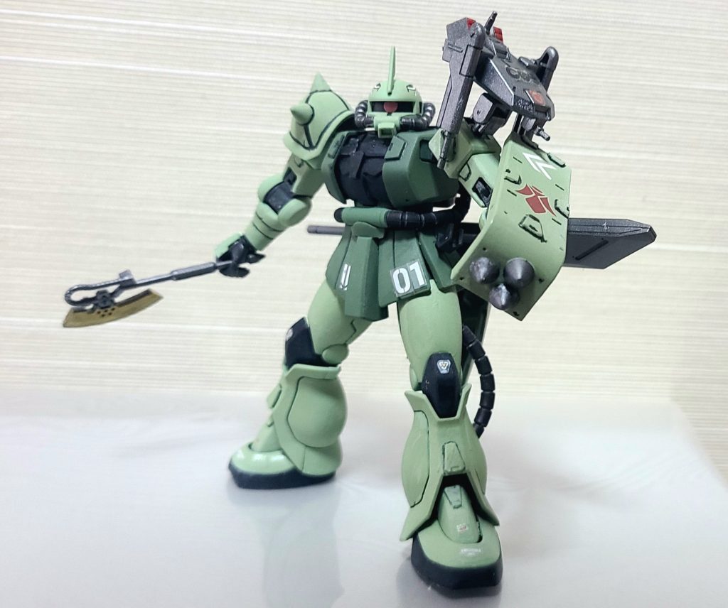 そして当然持ってますねヒートホーク鉄血世界では「焼き切る」という武器がないのでかなり強力なのでは?という話をしていました。他の武器はないですが異世界武器感あるので持たせてみました。難があるなと思ったのは付属のものだとちょっとサイズが小さい点でした。もう少し大きいものを持たせてあげたかったなあと思います。ちなみにこちらはライトガンメタルのスプレーとガンダムマーカーのゴールドで塗装しています。