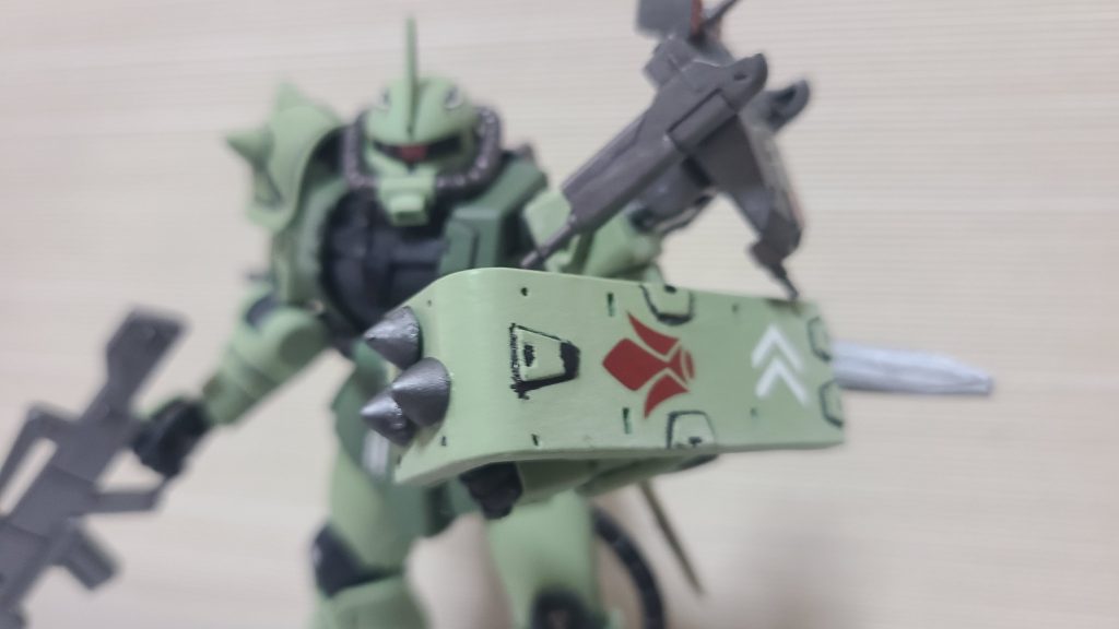 近接戦中心となる鉄血世界なので…ということでスパイクシールドも装備。ガンガン殴ります。こちらはEGのガンダムに装備されていたガンダムハンマーのトゲをリペイントして接着しました。