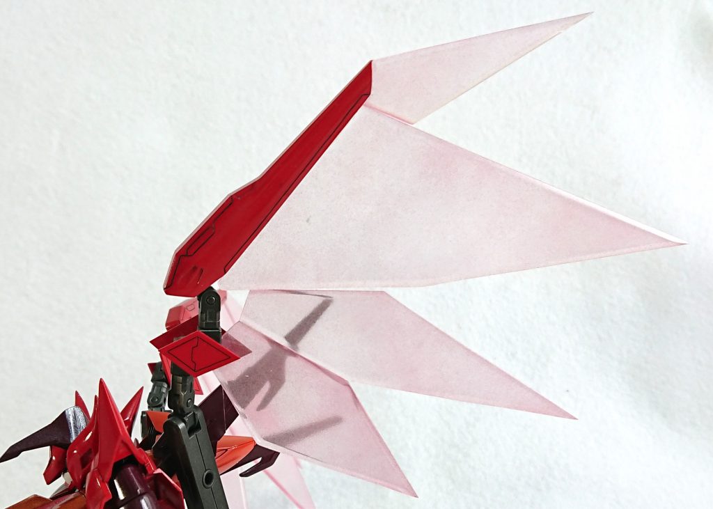 エナジーウィング1.7mmのアクリル板でウィング部を作成。発生基部はhgceストライクフリーダムから剥ぎました。可動アームはコトブキヤやらバンダイやらのなにかしらを使ってます。前で本体を覆う形態(名前忘れた)を再現できます。