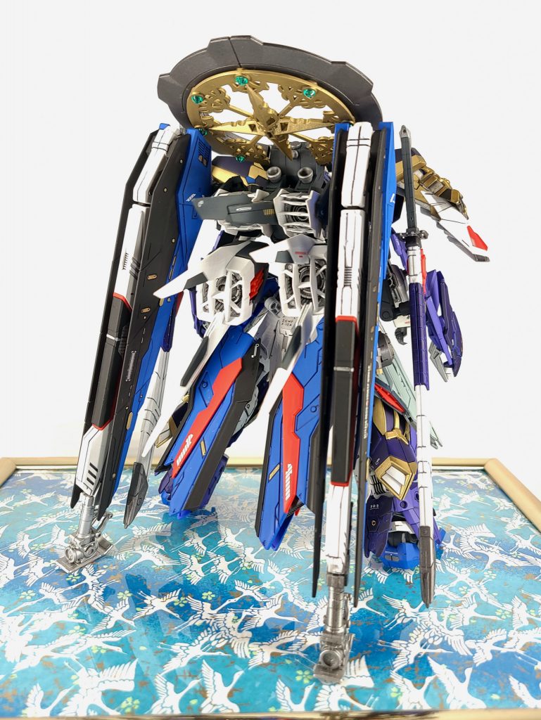 ・ ストライカーパックは、エールストライカーにフルメカニクス1/100フリーダムの翼を使いました。・ リアスカート部分にはタクティカルアームズの一部をスタビライザーに見立てて取り付けています。