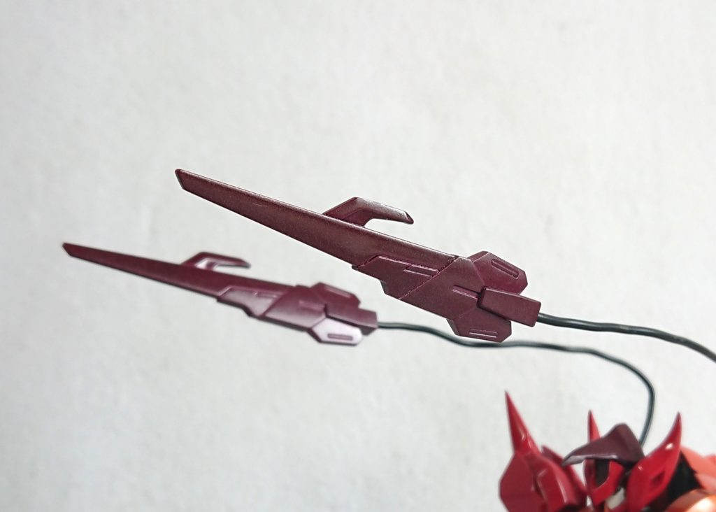 飛燕爪牙/スラッシュハーケンリード線による射出ギミックを再現。飛燕爪牙の展開ギミックはありません。妥協です。レクスのテールブレード？を短くしたものです。