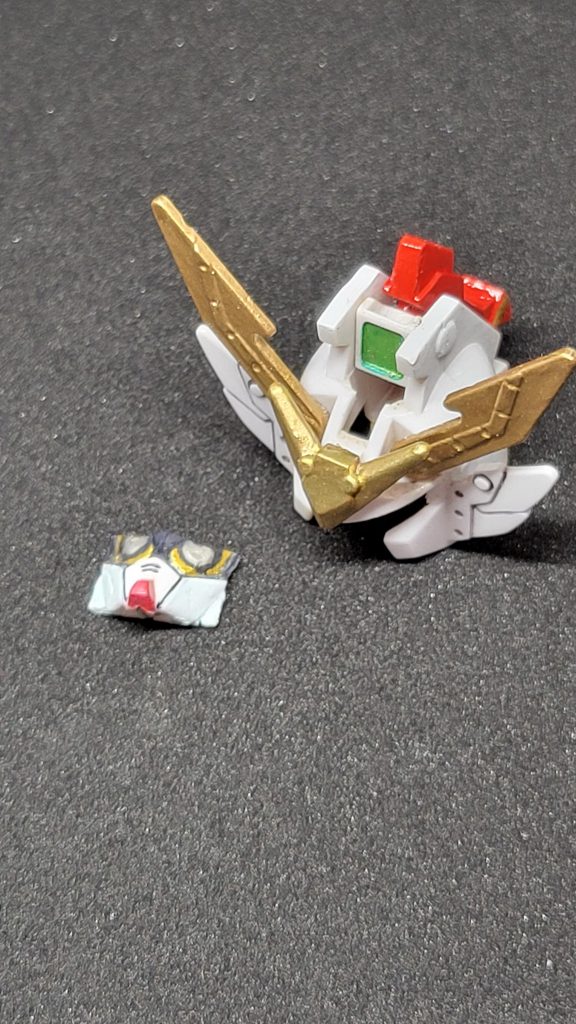 面部同頭部進行分離切割再修葺裝上磁石構思想諗過可以複製面部更換任何表情