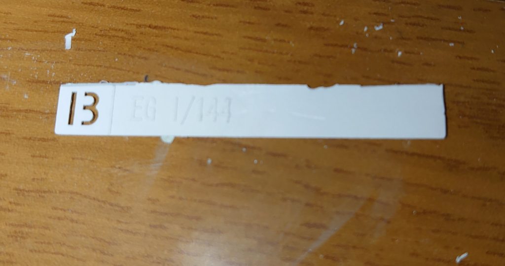 今回、角をランナープラ板で自作してます。ジョニーザクがベースなので角はあったんですが、加工した後に紛失しました…良い機会だと思って初のランナープラ板加工に挑戦しましたが、難しいですね。普通のプラ板の有難さが良く分かりました。