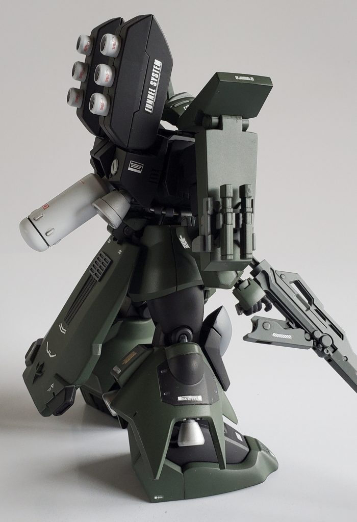 右ショルダーシールドにサーベルをマウントしています。