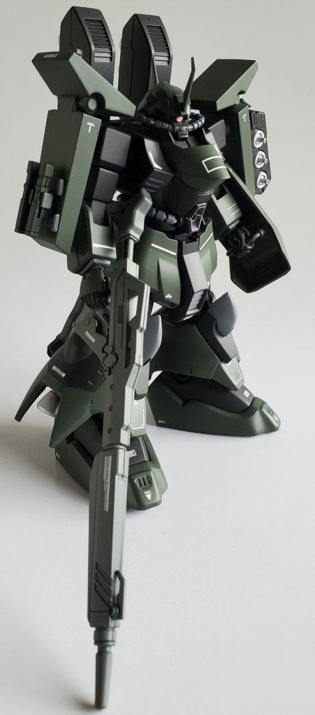 サザビーのロングライフルとファンネルをメイン武装としています。