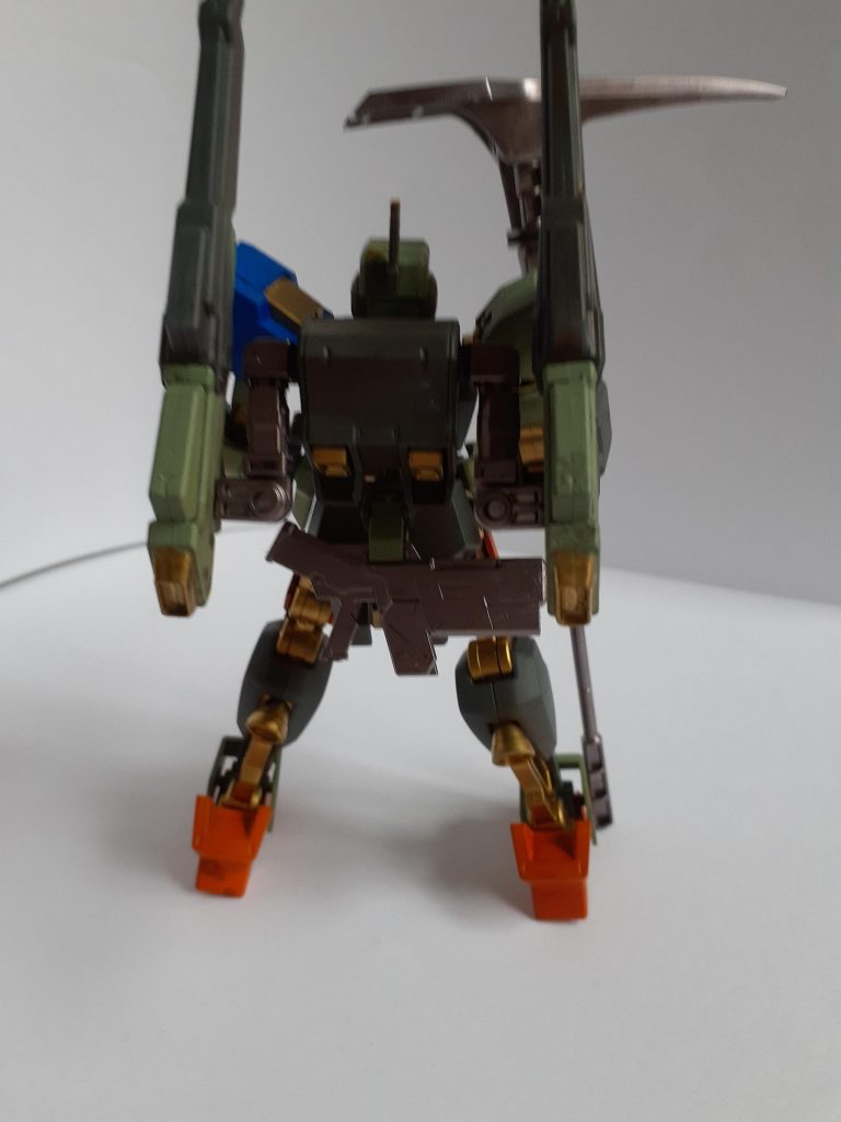 腰のハンドガンは、漏影から。