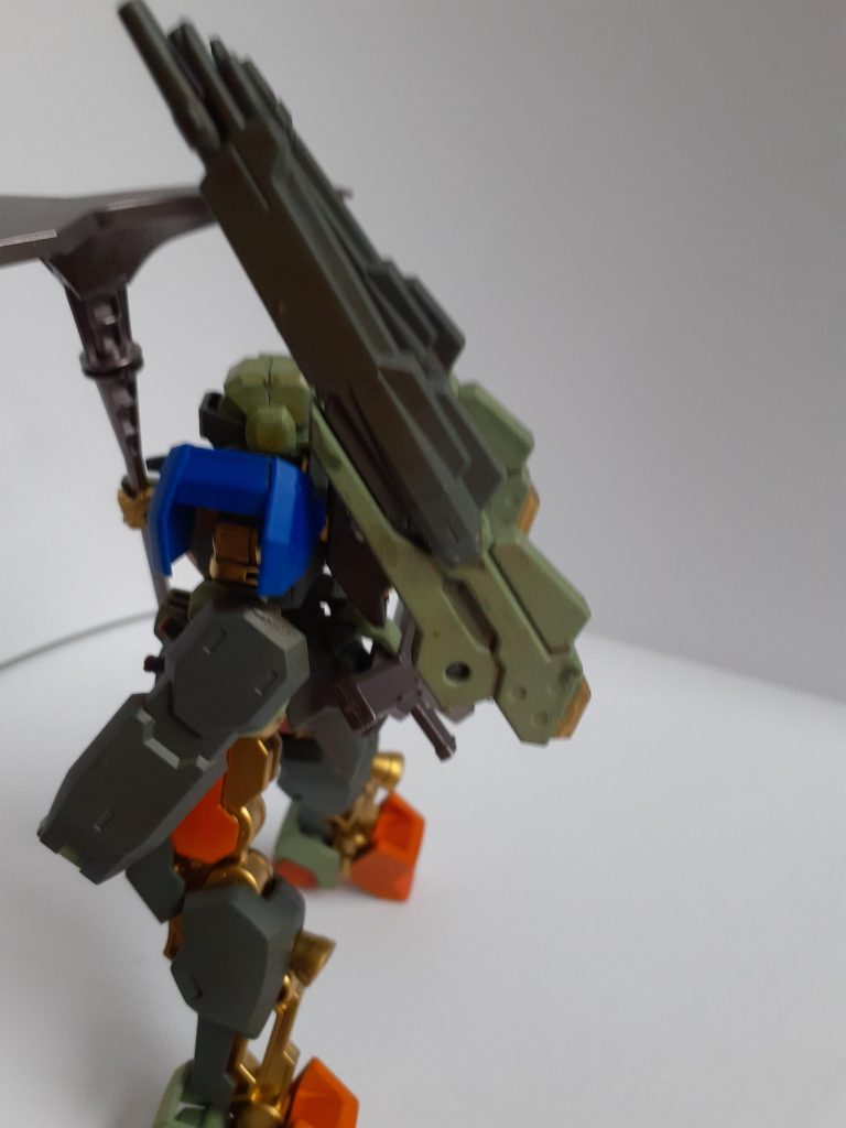 背中の装備はパワードジムカーディガンで、ブースター兼レールガン装備という設定です。