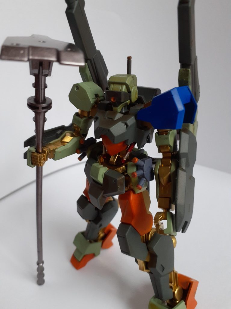 両腕には盾、腰は30MMのパーツでグレネードミサイルという設定です。手には、鉄血の武器セットからランドメイス。