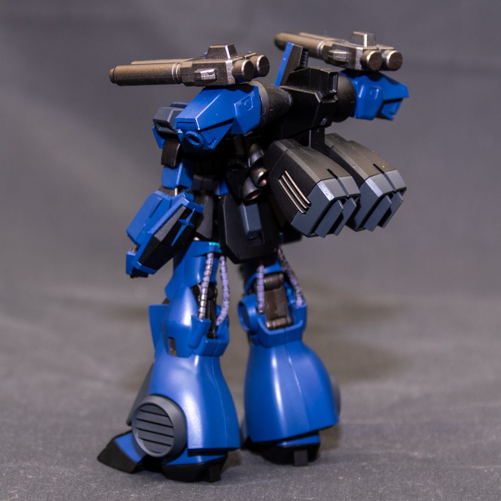 バックパックにはキャノンユニットを装備。コ・ジェネレータや廃熱機器兼スラスターが増設されており、、機動力の低下は最小限に抑えられている。各種装備は選択式で用意されている。